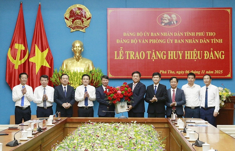 Lãnh đạo UBND tỉnh, Văn phòng UBND tỉnh tặng hoa chúc mừng đồng chí Phó Chủ tịch UBND tỉnh Nguyễn Khắc Hiếu Lãnh đạo UBND tỉnh, Văn phòng UBND tỉnh tặng hoa chúc mừng đồng chí Phó Chủ tịch UBND tỉnh Nguyễn Khắc Hiếu