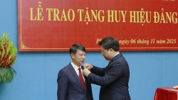 Đồng chí Nguyễn Khắc Hiếu, Phó Chủ tịch UBND tỉnh Phú Thọ nhận Huy hiệu 30 năm tuổi Đảng