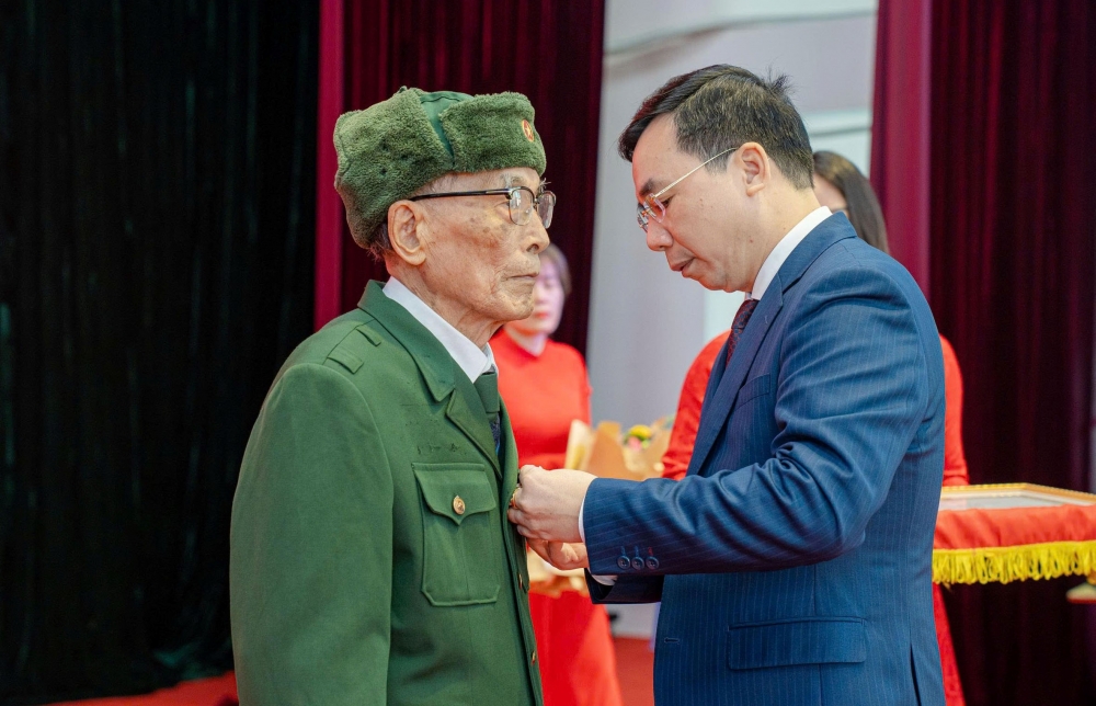 Phó Bí thư Tỉnh ủy Bùi Huy Vĩnh trao Huy hiệu 80 năm tuổi Đảng cho đảng viên Trần Trọng Vấn, Chi bộ Nghinh Tiên 1