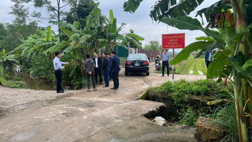 đảm bảo an toàn giao thông qua tuyến kênh tiêu thôn Lý Hải,