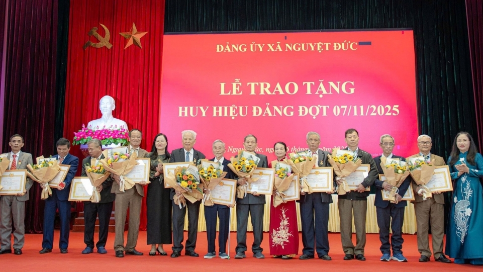 Phó Bí thư Tỉnh ủy Phú Thọ trao Huy hiệu Đảng cho các đảng viên xã Nguyệt Đức