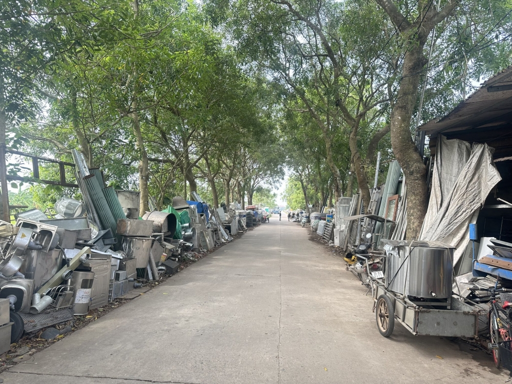 Phế liệu, máy móc cũ được tập kết dọc hai bên tuyến đường chính của thôn Can Bi (xã Xuân Lãng), gây thu hẹp lòng đường và tiềm ẩn nguy cơ mất an toàn giao thông.