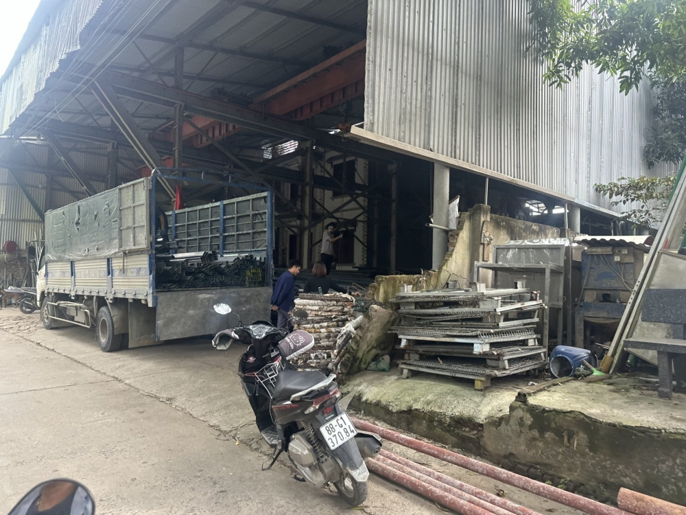 Do thiếu mặt bằng, nhiều hộ dân sử dụng mặt bằng trước nhà làm nơi trưng bày, tập kết máy móc, vật liệu,