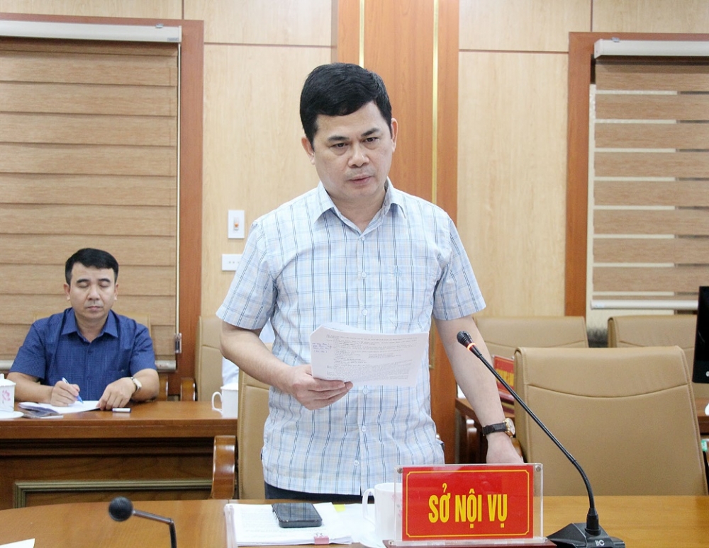 Đồng chí Trần Việt Cường - Ủy viên BTV Tỉnh ủy, Giám đốc Sở Nội vụ báo cáo dự thảo Nghị quyết quy định chính sách tặng quà cho người có công, thân nhân người có công với cách mạng Đồng chí Trần Việt Cường - Ủy viên BTV Tỉnh ủy, Giám đốc Sở Nội vụ báo cáo dự thảo Nghị quyết quy định chính sách tặng quà cho người có công, thân nhân người có công với cách mạng