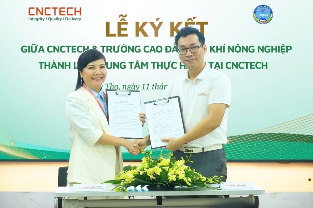 Phó TGĐ CNCTech Thăng Long Nguyễn Thành trung đại diện ký kết với nhà trường