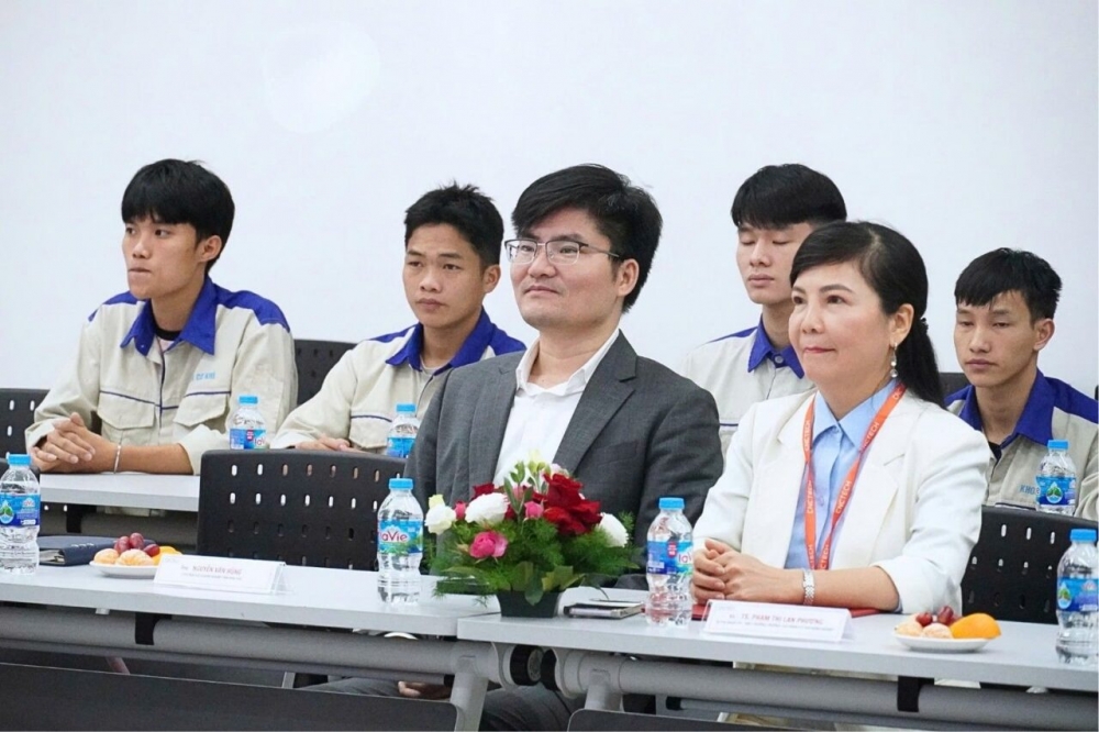 Chủ tịch CNCTech Group Nguyễn Văn Hùng và Đại diện Ban lãnh đạo nhà trường