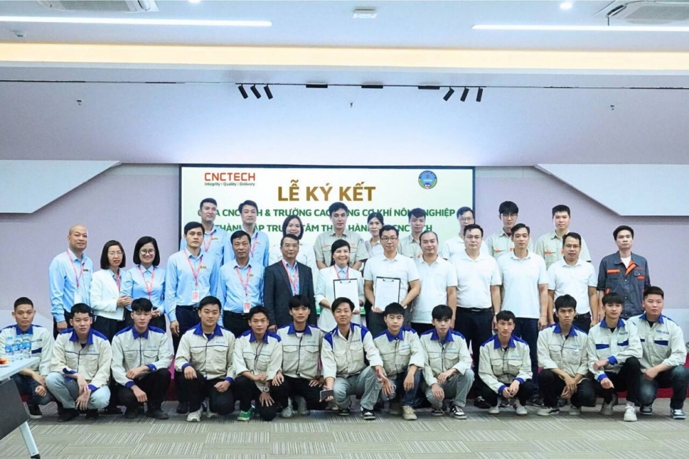 Ban lãnh đạo CNCTech, Ban Giám hiệu Trường Cao đẳng Cơ khí Nông nghiệp cùng đại diện các phòng ban, giảng viên, sinh viên và khách mời