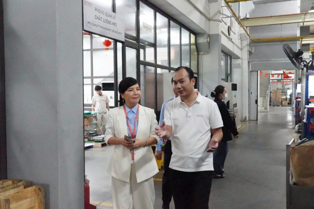 Giám đốc Trung tâm Đổi mới Sáng tạo CNCTech Ông Vũ Hoàng Linh trao đổi cùng Lãnh đạo Nhà trường