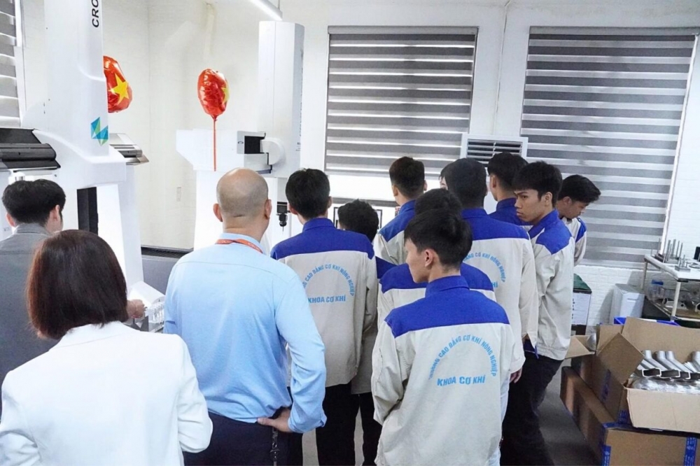 Sinh viên tham quan CNCTech 