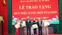 phuong xuan hoa trao huy hieu dang dot 711