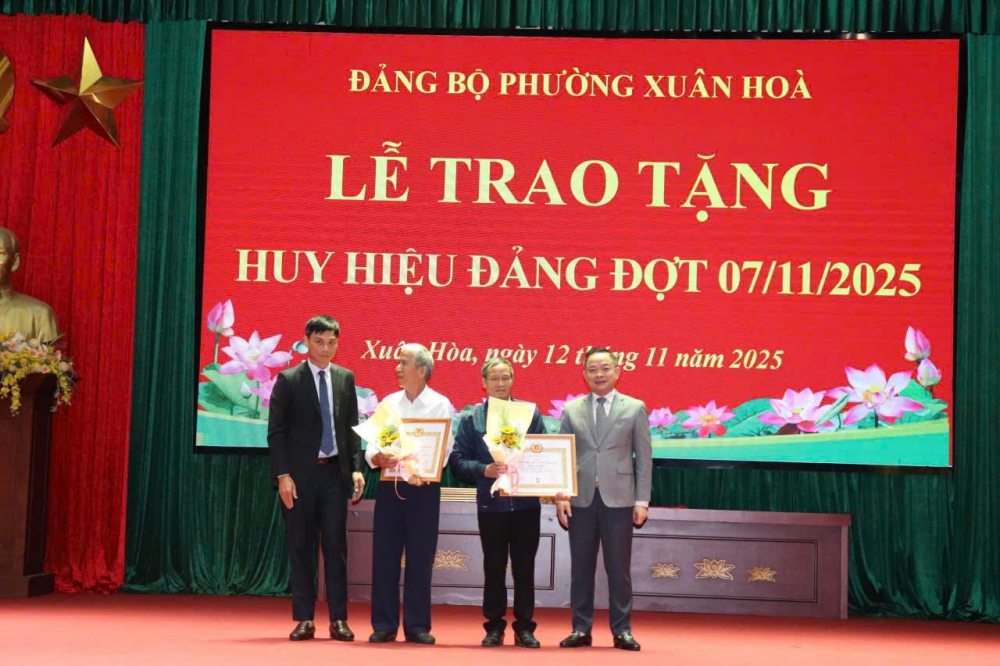 Phường Xuân Hoà trao huy hiệu Đảng đợt 7/11