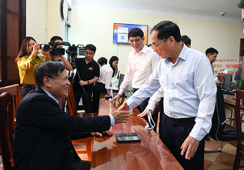 Phó Thủ tướng trò chuyện với người dân tại Trung tâm Hành chính công phường Việt Trì 