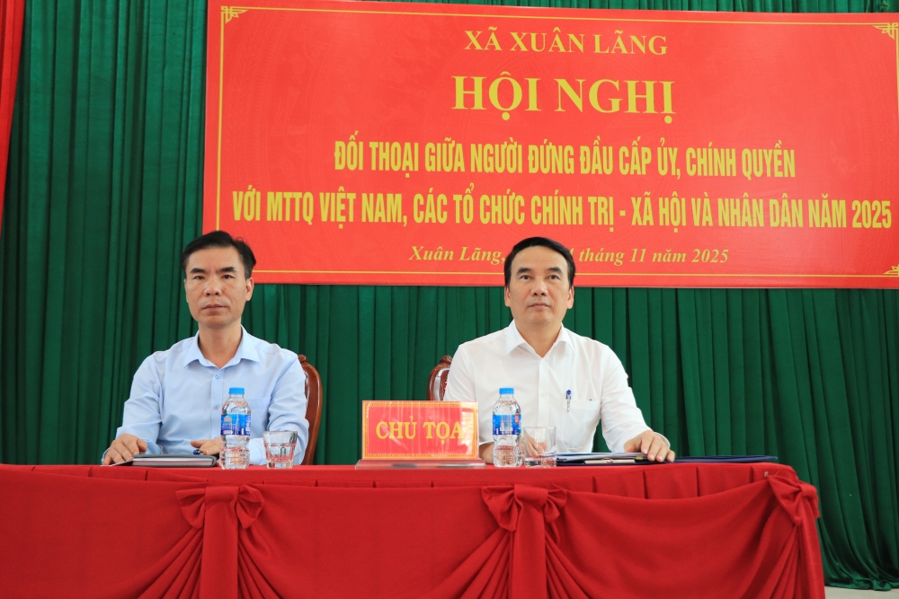Các đồng chí lãnh đạo xã chủ trì hội nghị. Các đồng chí lãnh đạo xã chủ trì hội nghị.