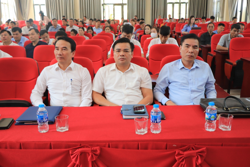 Đại biểu dự hội nghị. Đại biểu dự hội nghị.