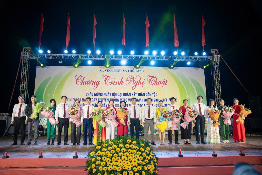 Các đồng chí lãnh đạo xã Vĩnh Phú và xã Thổ Tang tặng hoa chúc mừng các đơn vị tham gia biểu diễn.