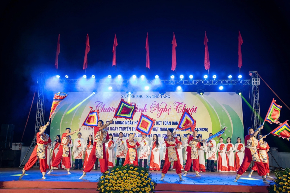 Đặc sắc chương trình nghệ thuật thắt chặt tình đoàn kết giữa xã Vĩnh Phú và Thổ Tang