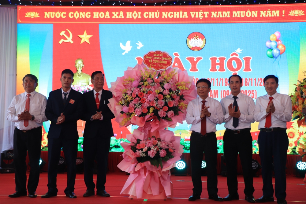 Lãnh đạo xã Sơn Đông tặng hoa chúc mừng thôn Phú Hậu