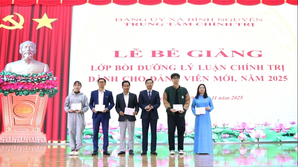 Xã Bình Nguyên: Bế giảng lớp bồi dưỡng chính trị dành cho đảng viên mới