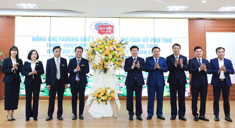 Bí thư Tỉnh ủy Trương Quốc Huy và các đại biểu tặng hoa chúc mừng Bệnh viện Đa khoa tỉnh Phú Thọ nhân dịp kỷ niệm 60 năm ngày thành lập