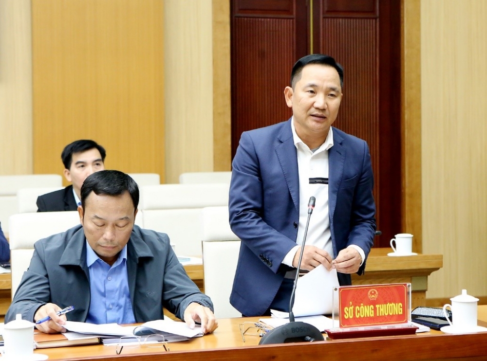 Giám đốc Sở Công Thương Trần Quang Tuấn báo cáo tại hội nghị Giám đốc Sở Công Thương Trần Quang Tuấn báo cáo tại hội nghị