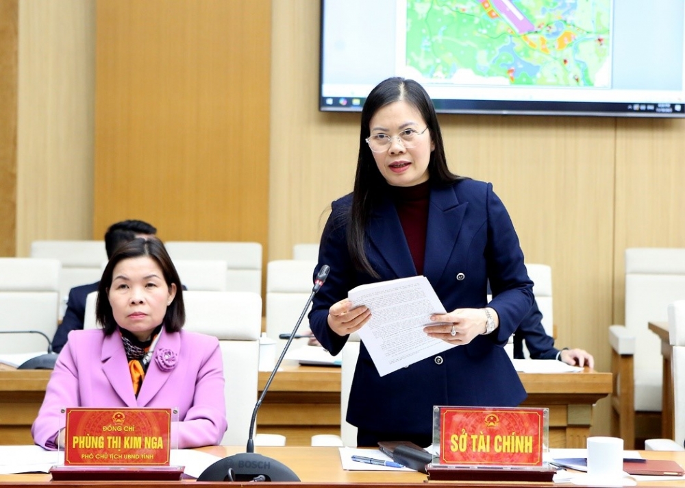 Giám đốc Sở Tài chính Vương Thị Bẩy báo cáo tại hội nghị Giám đốc Sở Tài chính Vương Thị Bẩy báo cáo tại hội nghị