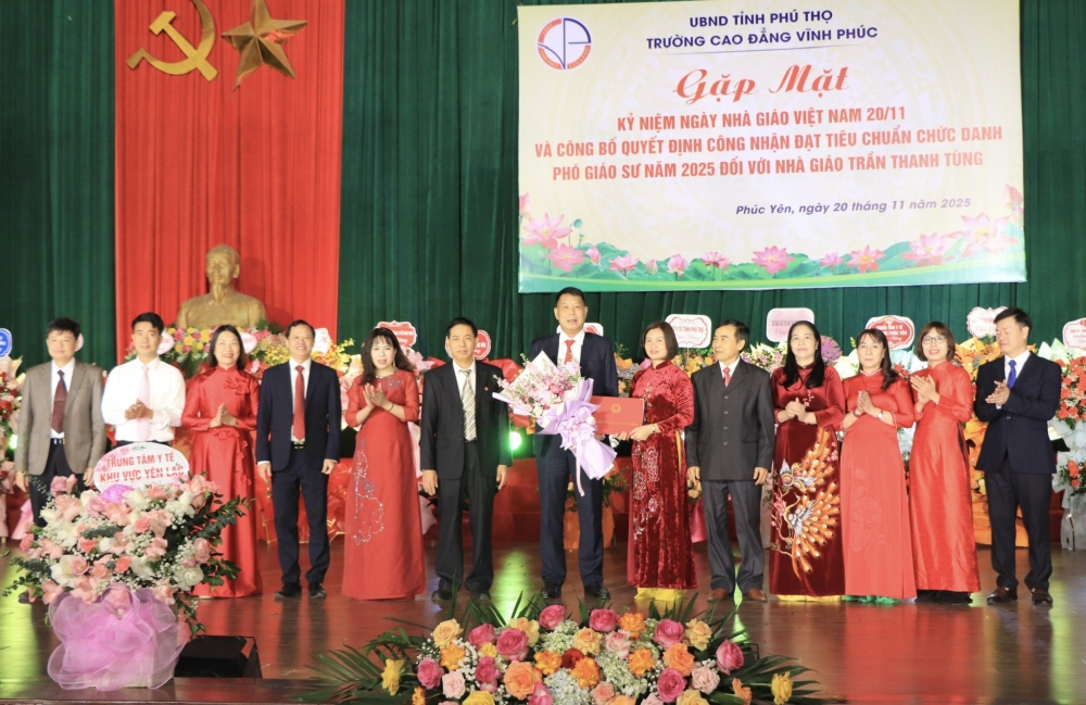 Các thầy cô giáo chúc mừng công bố quyết định công nhận đạt chuẩn chức danh Phó Giáo sư đối với nhà giáo Trần Thanh Tùng.