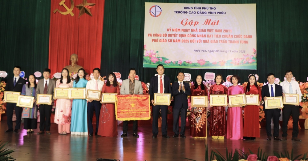 Khen thưởng cho các tập thể, các nhân tiêu biểu.