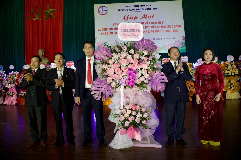 Lãnh đạo Sở GD&ĐT tỉnh Phú Thọ tặng hoa chúc mừng.