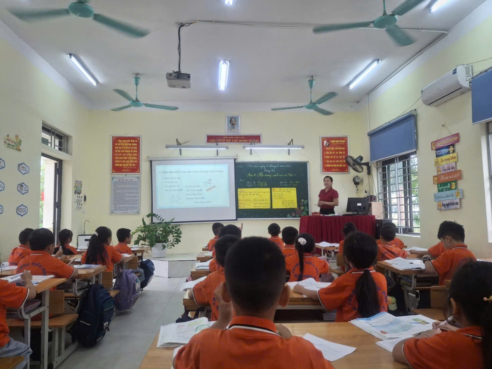 Đội ngũ giáo viên tích cực đổi mới phương pháp giảng dạy theo định hướng phát triển năng lực học sinh.