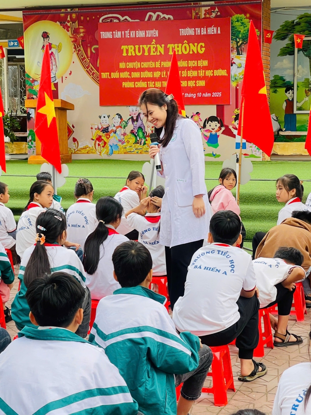 Thông qua các hoạt động