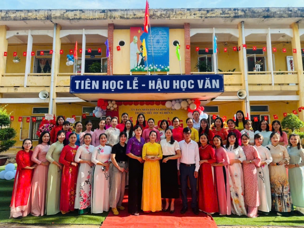 Tập thể cán bộ, giáo viên, nhân viên Trường Tiểu học Bá Hiến A