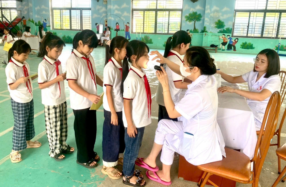 Khám sức khỏe định kỳ cho học sinh.