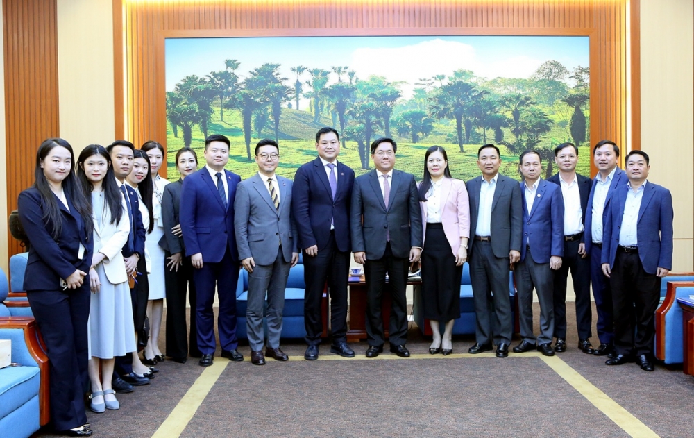 Chủ tịch UBND tỉnh Trần Duy Đông và các đại biểu chụp ảnh lưu niệm cùng Đoàn công tác Tập đoàn Xây dựng Thái Bình Dương