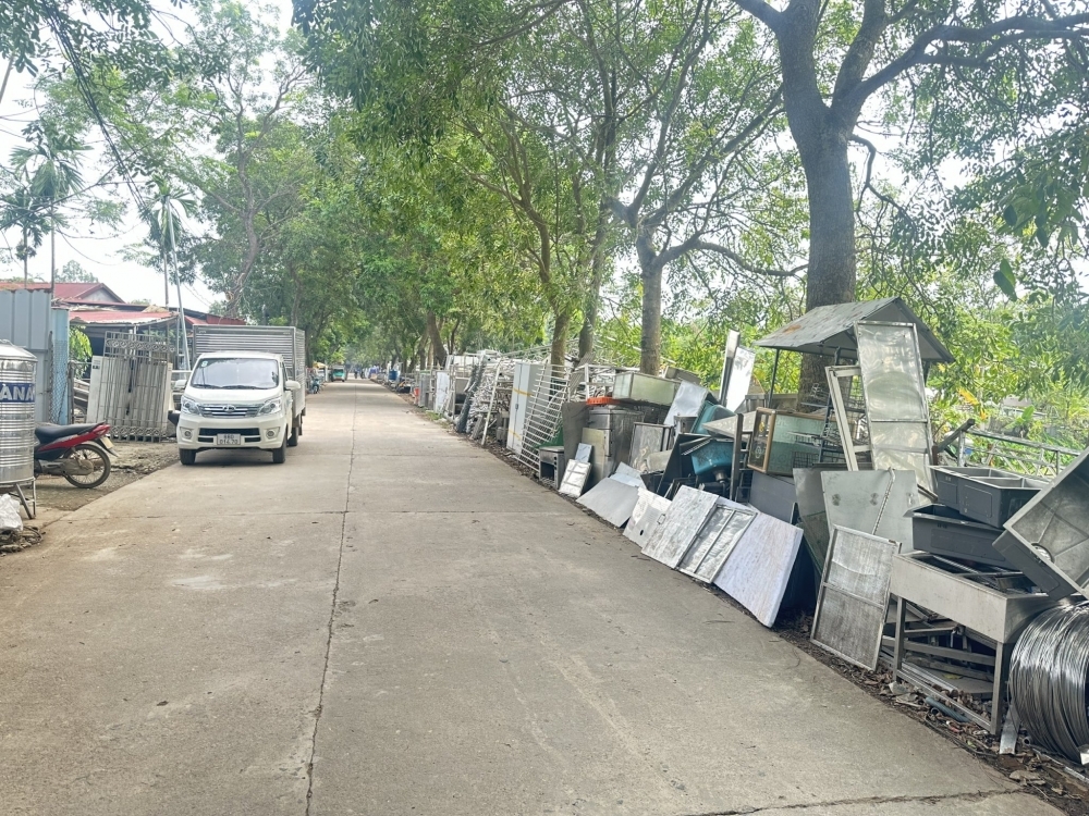 Do thiếu mặt bằng, nhiều hộ dân phải tập kết máy móc, vật liệu dọc tuyến đường.