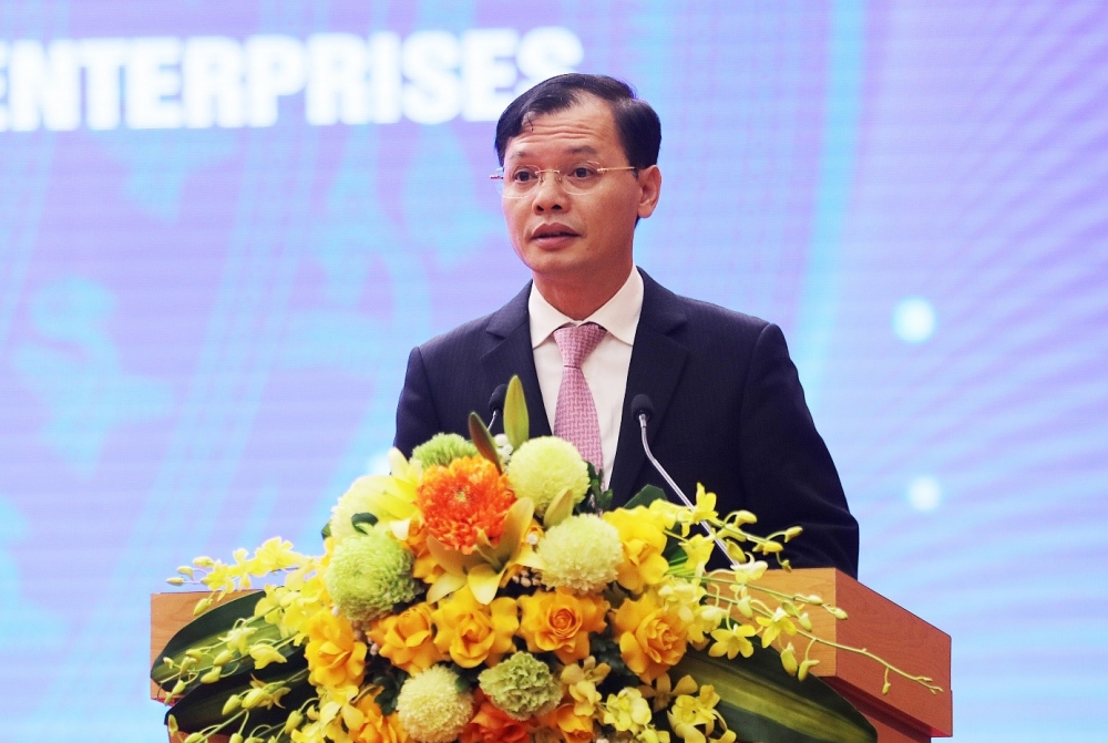 Giám đốc Trung tâm Xúc tiến đầu tư và Hỗ trợ doanh nghiệp tỉnh Bùi Hồng Đô trình bày báo cáo tổng hợp kiến nghị của doanh nghiệp Giám đốc Trung tâm Xúc tiến đầu tư và Hỗ trợ doanh nghiệp tỉnh Bùi Hồng Đô trình bày báo cáo tổng hợp kiến nghị của doanh nghiệp