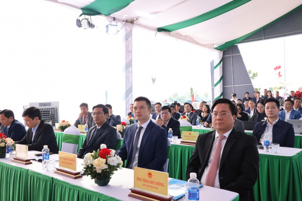 Các đại biểu dự lễ khởi công.