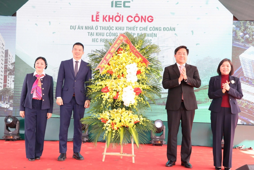 Chủ tịch UBND tỉnh Phú Thọ Trần Duy Đông và Phó Chủ tịch UBND tỉnh Phùng Thị Nga tặng hoa chúc mừng lễ khởi công dự án.