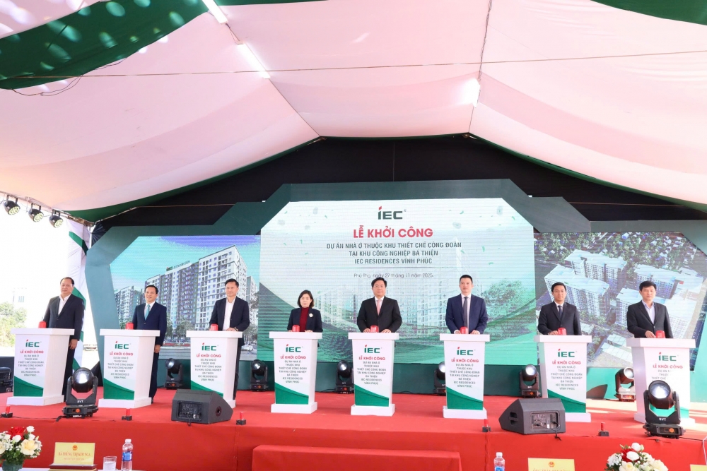 Các đại biểu thực hiện nghi thức nhấn nút khởi công dự án.