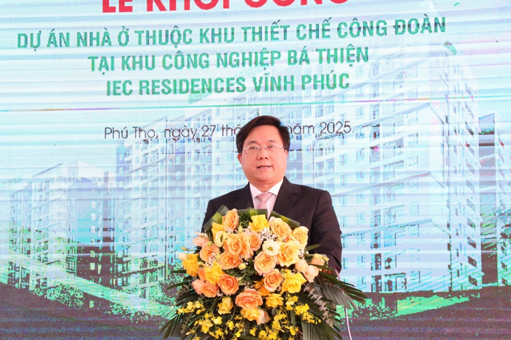 Chủ tịch UBND tỉnh Phú Thọ Trần Duy Đông phát biểu tại buổi lễ.