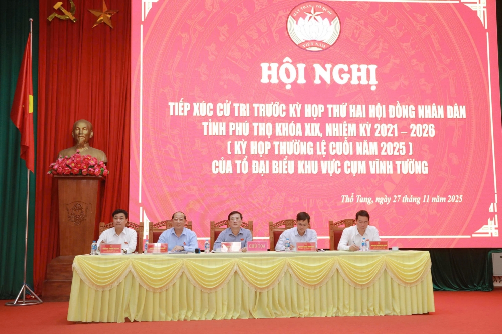 Các đại biểu HĐND tỉnh tại buổi tiếp xúc cử tri.