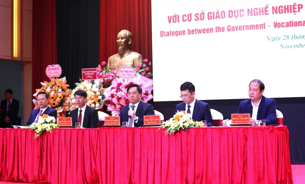 Lãnh đạo UBND tỉnh cùng các sở, ngành chủ trì thảo luận