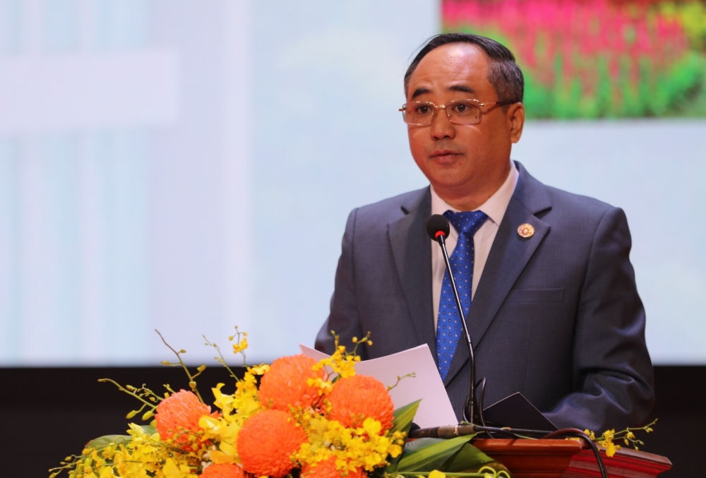 Lãnh đạo Trường Đại học Hùng Vương trình bày tham luận tại hội thảo