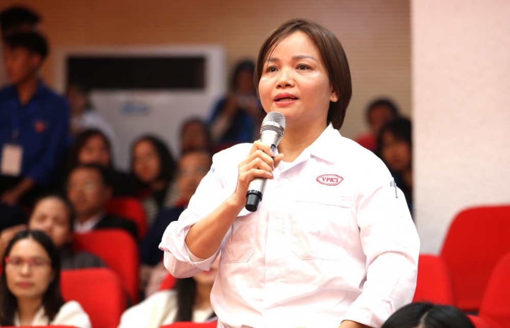 Đại diện doanh nghiệp đặt câu hỏi thảo luận về cung ứng lao động