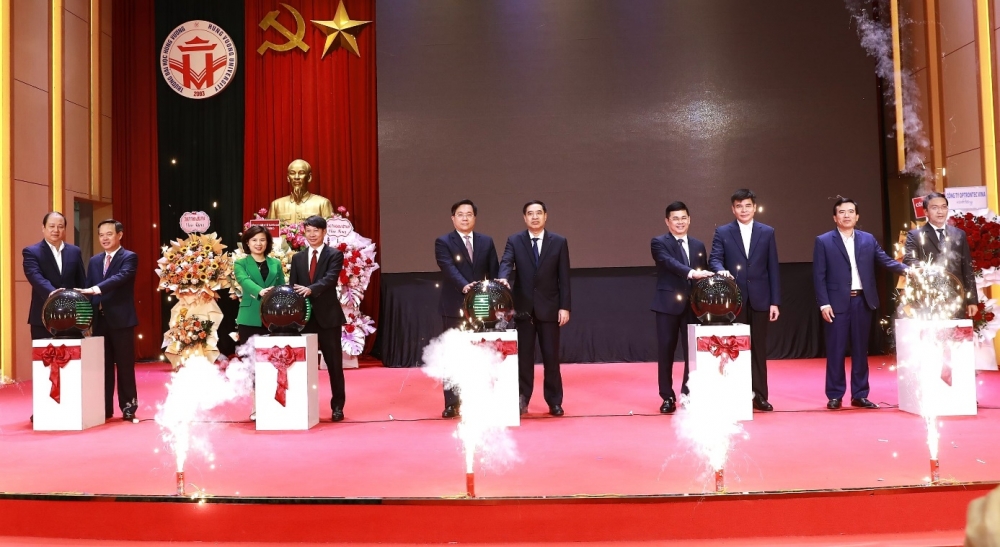 Các đồng chí lãnh đạo tỉnh khai trương Cổng việc làm Phú Thọ