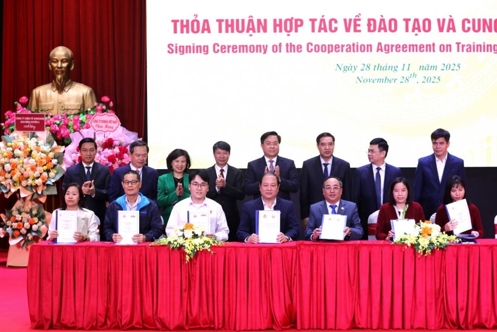 Các đại biểu chứng kiến Lễ ký kết thỏa thuận hợp tác cung ứng lao động