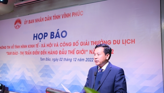 Ông Đinh Văn Mười, Chủ tịch UBND huyện Tam Đảo công bố thông tin về việc đón nhận giải thưởng ghi nhận Thị trấn Tam Đảo nằm trong tốp những thị trấn du lịch hàng đầu thế giới.