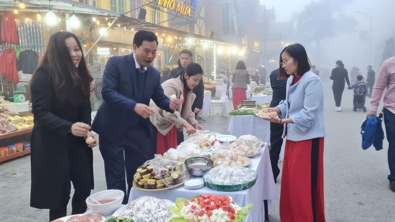 Người dân và du khách tham gia lễ hội ẩm thực.