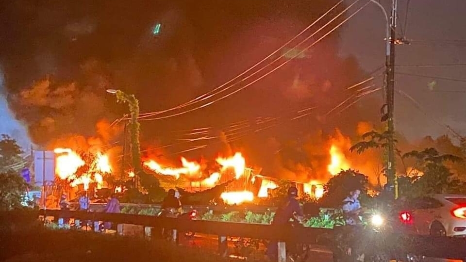 Đà Nẵng: Cháy dữ dội kho phế liệu cạnh QL14B qua địa bàn huyện Hòa Vang