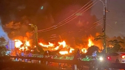 Đà Nẵng: Cháy dữ dội kho phế liệu cạnh QL14B qua địa bàn huyện Hòa Vang