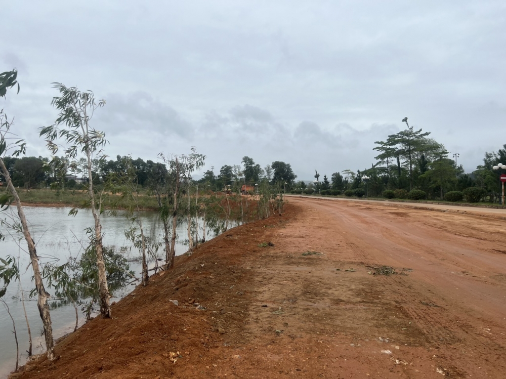 Tại thời điểm kiểm tra không có hiện tượng xe đổ lấp đất xuống lòng hồ Đại Lải.